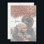Rose Gold Navy Glitzer Confetti Foto Hochzeit Save The Date<br><div class="desc">Die elegante, glamouröse und moderne Hochzeit des Fotos bewahrt die Dattelkarte für das zeitgenössische und stilvolle verlobte Ehepaar. Es verfügt über ein Imitat gedruckt Rose Gold funkelnd Glitzer Konfetti gesprenkelt Farbe Block auf einem einfachen dunkelmarineblau blauen Hintergrund. Die Rückseite zeigt den gleichen Glitzer, aber eine dickere Leiste. Dieses schicke, luxuriöse...</div>