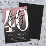 Rose Gold Pink Glitzer 40. Geburtstag Einladung<br><div class="desc">Rosa und schwarze Rose Gold Glitzer 40. Geburtstag Party Einladung. Feiern Sie mit diesem kühlen und schicken Design vierzig im Stil. In der oberen Hälfte befindet sich eine weiße "40" mit einem handgeschriebenen schwarzen Drehbuch "40", das auf einer Imitat Rose goldenen Glitzer Hintergrund stehend ist, der in einen schlichten schwarzen...</div>