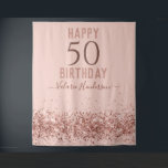 Rose Gold Pink Happy 50. Geburtstagsband Wandteppich<br><div class="desc">Girly Glitzer,  Jahrtausende pink Hintergrund,  mit extravagantem Skriptnamen Typografie. Ideal für 50. Geburtstagsfeiern.</div>