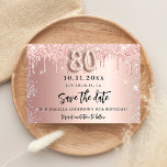 Rose Gold pink silber, 80. Geburtstag Save The Date<br><div class="desc">Ein Save the Date für eine 80. Geburtstagsfeier. Rose goldener Hintergrund verziert mit Rose Gold und Imitate silberne Tropfen. Personalisieren und fügen Sie Datum und Namen/Text hinzu. Der Text: Save the Date wird mit einem großen angesagten,  handgeschriebenen Stilskript mit Swashes geschrieben. Nummer 80 mit einem Schriftart im Ballonstil.</div>
