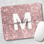 Rose Gold Rosa Glitzer Name Monogram Mousepad<br><div class="desc">Personalisiert Blush Pink Glitzer Initial Monogram Mouse Pad. Fügen Sie dem Arbeitsbereich mit diesem stilvollen Mauspad eine Touch Glanz und Eleganz hinzu. Dieses Design mit einem Imitat Rose goldblütigen rosa Glitzer Hintergrund, einem knusprigen weißen Anfangsbuchstaben und einem schwarzen Skriptnamen ist perfekt für alle, die ein feminines und luxuriöses Aussehen Lieben....</div>