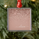 Rose Gold - Rosa Glitzer Name Ornament Aus Metall<br><div class="desc">Rose Gold - Rosa Rosa Glitzer Monogramm Name und erste Weihnachtsschmuck. Das macht den perfekten 16 Geburtstag,  Hochzeit,  Brautparty,  Jubiläum,  Babydusche oder Junggeselinnen-Abschied Geschenk für jemanden,  der Lieben glamourösen Luxus und schicke Stile.</div>