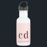Rose Gold Rosa, kundenspezifischer Name Monogramm  Edelstahlflasche<br><div class="desc">Eine gürtliche und weibliche Rose Gold,  rosa Hintergrund. Dunkle Rose goldfarbener Text. Personalisieren Sie Ihre Monogramm-Initialen und Ihren Namen und fügen Sie sie hinzu.</div>