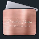 Rose Gold - Rosa Metallisches Monogramm-Geschäft Laptopschutzhülle<br><div class="desc">Moderne Rose Gold - Blush Pink Girly Make up und Haar Beauty Salon Imitate Metallic robuste elegante Monogram Werbe-Laptop-Bag oder Sleeve Werbe-Case (Promo). Dieses klassische berufliche Business-Computergehäuse kann so angepasst werden,  dass es Ihren mit Monogramm Skriptsignaturnamen und Ihren Beruf oder Ihre Position als Jobtitel enthält.</div>