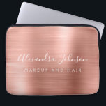 Rose Gold - Rosa Metallisches Monogramm-Geschäft Laptopschutzhülle<br><div class="desc">Moderne Rose Gold - Blush Pink Girly Make up und Haar Beauty Salon Imitats Metallic robuste elegante Monogram Werbe-Laptop-Bag oder Sleeve Werbe-Case (Promo). Dieses klassische berufliche Business-Computergehäuse kann so angepasst werden,  dass es Ihren mit Monogramm Skriptsignaturnamen und Ihren Beruf oder Ihre Position als Jobtitel enthält.</div>