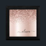 Rose Gold - Rosa Rosa Glitzer Metal Monogramm Name Erinnerungskiste<br><div class="desc">Rose Gold - Rosa schwarze Imitate Foil Metallic Sparkle Glitzer gebürstete Metal Monogram Name Juwelry Keepake Box. Dies macht den perfekten Abschluss,  Geburtstag,  Hochzeit,  Brautparty,  Jubiläum,  Babydusche oder Junggeselinnen-Abschied Geschenk für jemanden,  die Lieben glamourösen Luxus und schicke Stile.</div>