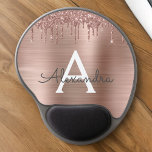 Rose Gold - Rosa Rosa Glitzer Metal Monogramm Name Gel Mousepad<br><div class="desc">Rose Gold - Schwarz rosa Imitate Foil Metallic Sparkle Glitzer gebürstete Metal Monogram Name und Initial Mousepad (Mouse Pad). Das macht den perfekten 16 Geburtstag,  Hochzeit,  Brautparty,  Jubiläum,  Babydusche oder Junggeselinnen-Abschied Geschenk für jemanden,  der Lieben glamourösen Luxus und schicke Stile.</div>