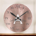Rose Gold - Rosa Rosa Glitzer Metal Monogramm Name Große Wanduhr<br><div class="desc">Rose Gold - Schwarz rosa Imitate Foil Metallic Sparkle Glitzer gebürstete Metal Monogram Name und Erstklassiges Wandschloss Uhr. Das macht den perfekten 16 Geburtstag,  Hochzeit,  Brautparty,  Jubiläum,  Babydusche oder Junggeselinnen-Abschied Geschenk für jemanden,  der Lieben glamourösen Luxus und schicke Stile.</div>
