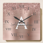Rose Gold - Rosa Rosa Glitzer Metal Monogramm Name Quadratische Wanduhr<br><div class="desc">Rose Gold - Schwarz rosa Imitate Foil Metallic Sparkle Glitzer gebürstete Metal Monogram Name und Erstklassiges Wandschloss Uhr. Das macht den perfekten 16 Geburtstag,  Hochzeit,  Brautparty,  Jubiläum,  Babydusche oder Junggeselinnen-Abschied Geschenk für jemanden,  der Lieben glamourösen Luxus und schicke Stile.</div>
