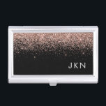 Rose Gold Rosa Schwarzer Glitzer Monogram Girl Visitenkarten Dose<br><div class="desc">Schwarz und Rose Gold - Schwarz rosa Sparkle Glitzer Monogram Name Business Card Holder. Das macht den perfekten 16 Geburtstag,  Hochzeit,  Brautparty,  Jubiläum,  Babydusche oder Junggeselinnen-Abschied Geschenk für jemanden,  der Lieben glamourösen Luxus und schicke Stile.</div>