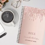 Rose Gold Rosa Tropfen Terminkalender 2025 Planer<br><div class="desc">Eine Rose goldener Hintergrund mit eleganten Rose Gold und rosa Tropfen, Farbe Tropflook. Vorlage für ein Jahr. Personalisieren und fügen Sie einen Namen und einen Titel hinzu. Der Name ist in dunklem Rose Gold mit einem modernen handgeschriebenen Stil geschrieben. Ideal für Geschäftsleute, Schulen, Arbeitsgruppen, Tagebuch oder die Organisation Ihres Privat-/Familienlebens....</div>
