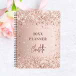 Rose gold-rot Glitzer-Skript glam 2023 Planer<br><div class="desc">Ein Imitat Rose gold metallische Hintergrund mit Imitat Glitzer,  Glitzern. Personalisieren und einen Namen hinzufügen. Der Name ist in dunklem Rose Gold mit einem großen modernen handgeschriebenen Skript,  Signaturstil geschrieben. Ideal für Schule,  Arbeit oder Organisation Ihres Privat-/Familienlebens.</div>