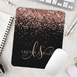 Rose Gold Roush Rosa Glitzer Metal Monogram Name Mousepad<br><div class="desc">Glam Rose Gold Glitzer Elegante Monogram Mouse Pad. Dieses schicke Design mit elegantem,  goldglänzenden Glitzer in Rose auf schwarzem Hintergrund ist einfach zu personalisieren. Das Design enthält Ihr handgeschriebenes Skriptmonogramm mit hübschen Wirbel und Namen.</div>