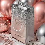 Rose Gold - Schwarz Rosa Silber Glitzer Monogramm Kleine Geschenktüte<br><div class="desc">Rose Gold - Rosa- und Silberne Imitate Foil metallic Sparkle Glitzer gebürstete Metal Monogram Name Geschenktasche. Das macht den perfekten 16 Geburtstag,  Hochzeit,  Brautparty,  Jubiläum,  Babydusche oder Junggeselinnen-Abschied Geschenktasche für jemanden,  der Lieben glamourösen Luxus und schicke Stile.</div>