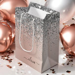 Rose Gold - Schwarz Rosa Silber Glitzer Monogramm Mittlere Geschenktüte<br><div class="desc">Rose Gold - Rosa- und Silberne Imitate Foil metallic Sparkle Glitzer gebürstete Metal Monogram Name Geschenktasche. Das macht den perfekten 16 Geburtstag,  Hochzeit,  Brautparty,  Jubiläum,  Babydusche oder Junggeselinnen-Abschied Geschenktasche für jemanden,  der Lieben glamourösen Luxus und schicke Stile.</div>