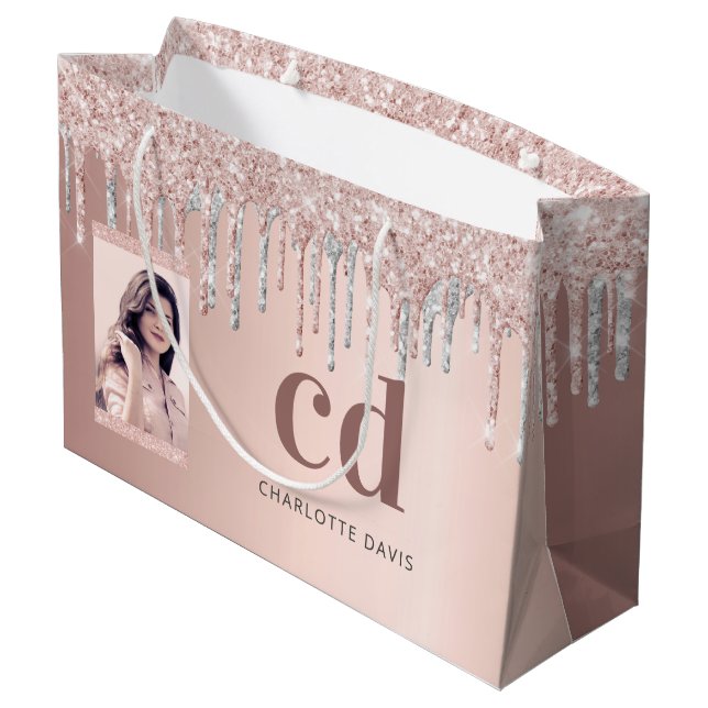 Rose Gold Silber Glitzer Tropfen Foto Monogramm Große Geschenktüte (Rückseite Schrägansicht)