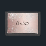 Rose Gold Silbername Glitzer Trifold Geldbörse<br><div class="desc">Stilvergoldete Rose,  rot-rosa Imitate metallisch aussehend. Dekoriert mit Imitaten silberner Glitzer Staub. Personalisieren Sie Ihren Namen und fügen Sie ihn hinzu. Der Name wird mit einem handgeschriebenen Stilskript geschrieben.</div>