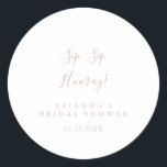 Rose Gold Sip Hooray Brautparty Runder Aufkleber<br><div class="desc">Diese Rose goldsip schlucken Hooray Brautparty Gunst Aufkleber ist perfekt für einen modernen Polterabend. Das schlichte und elegante Design zeichnet sich durch klassische und extravagante Schrift-Typografie in Rose Gold aus.</div>