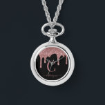 Rose Gold Sparkle Glitzer Tropfen Monogramm Armbanduhr<br><div class="desc">Girly Rose Gold Sparkle Glitzer Tropfen Monogram Watch Necklace mit Mode Imitate rot Rosa/Rose Gold Glitzer Tropfen auf einem schicken schwarzen Hintergrund mit Ihrem eigenen Monogramm und Namen. Bitte kontaktieren Sie uns unter cedarandstring@gmail.com , wenn Sie Hilfe beim Design oder den passenden Produkten benötigen.</div>