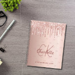 Rose Gold Tropfen Monogramm Skript 2025 Planer<br><div class="desc">Eine Rose goldener Hintergrund mit eleganten Rose Gold Tropfen,  Farbe tropfend aussehen. Personalisieren und fügen Sie Ihre Monogramm-Initialen,  Namen und ein Titel/Jahr 20xx (oder jedes Jahr) Ihr Monogramm als Muster auf dem Hintergrund.</div>