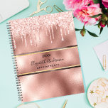 Rose Gold Tropfen Name 2025 Planer<br><div class="desc">Eine Rose Gold und Gold Hintergrund mit einer Rose Gold und Imitat Goldband. Dekoriert mit goldenen Rose-Tropfen, Farbe tropfend aussehen. Personalisieren und fügen Sie ein Jahr, Ihren Namen und einen Titel auf der Vorderseite. Schwarze Buchstaben. Der Name ist mit einem modernen und trendigen Handschrift geschrieben. Ideal für die Schule, um...</div>