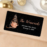Rose Gold und Black Christmas Geschenk Adressaufkleber<br><div class="desc">Dieses elegante und schicke Adressetikett besticht durch einen vergoldeten Weihnachtsbaum der Rose mit einem Geschenk. Der Text kombiniert handgeschriebene Skripte mit modernen serifenlosen Schriftart für ein elegantes und raffiniertes Aussehen. Der fallende Schnee, Schneeflocken und Glitzern geben eine festliche und magische Touch. Das ist perfekt für Weihnachten und die Ferienzeit.</div>