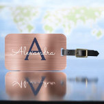 Rose Gold und Navy Blue BrushMetal Monogram Gepäckanhänger<br><div class="desc">Rose Gold - Rosa Rosa und Navy Blau gebürstete Metallfolie Monogram Name und erste Gepäckmarke. Diese Taschenmarke ist ideal für Zurück in die Schule,  Arbeit oder Reisen.</div>