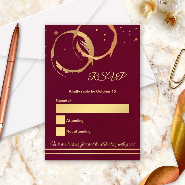 Rose Gold Weinstrasse Marsala Wedding RSVP Karte (RSVP card featuring gold and rose gold intersecting wine stains with confetti on burgundy)