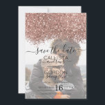 Rose Gold White Glitzer Confetti Foto Hochzeit Save The Date<br><div class="desc">Die elegante, glamouröse und moderne Hochzeit des Fotos bewahrt die Dattelkarte für das zeitgenössische und stilvolle verlobte Ehepaar. Es verfügt über ein Imitat gedruckt Rose Gold funkelnd Glitzer Konfetti gesprenkelt Farbe Block auf einem einfachen weißen Hintergrund. Die Rückseite zeigt den gleichen Glitzer, aber eine dickere Leiste. Dieses schicke, luxuriöse und...</div>