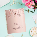 Rose goldene Sterne tropfen Monogramm Name mädchen Planer<br><div class="desc">Ein Imitat Rose gold metallische Hintergrund mit eleganten Imitate Rose Gold glittery und glänzende Sterne fallen, Tropfen. Personalisieren und fügen Sie ein Jahr 2025 und einen Namen. Der Name ist in dunklem Rose Gold geschrieben, mit einem großen, modernen Handschrift-Schrift mit Swashes. Um die Swashes behalten, löschen Sie nur den Beispielnamen,...</div>