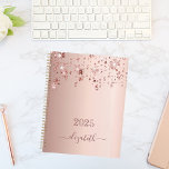 Rose goldene Sterne tropfen rot glamourös 2025 Planer<br><div class="desc">Ein Imitat Rose goldener Hintergrund mit eleganten Imitaten Rose Gold glittery und glänzende Sterne fallen, Tropfen. Personalisieren und fügen Sie ein Jahr und einen Namen hinzu. Der Name ist in dunklem Rose Gold geschrieben, mit einem großen, modernen Handschrift-Schrift mit Swashes. Um die Swashes behalten, löschen Sie nur den Beispielnamen, verlass...</div>