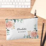 Rose Goldflorale Brautpaare Zubehörtasche<br><div class="desc">Ein weißer Hintergrund. Die goldfarbene Rose mit goldenen Rose,  Eukalyptusgrün und goldenen Zierpflanzen verleihen dem Raum eine besondere Note. Personalisieren Sie den Namen Ihres Helfers und fügen Sie ihn hinzu.</div>