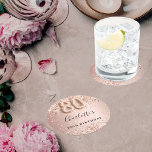 Rose Goldname 80. Geburtstag Runder Pappuntersetzer<br><div class="desc">Elegant,  klassisch,  glamourös für eine 80. Geburtstagsfeier. Rose Gold und Farbverlauf. Dekoriert mit Rose Gold Konfetti. Personalisieren und einen Namen hinzufügen. Der Name ist mit einem modernen,  dunklen Rose gefärbten Handschrift geschrieben. Nummer 80 wird mit einem Schriftart im Ballonstil geschrieben.</div>