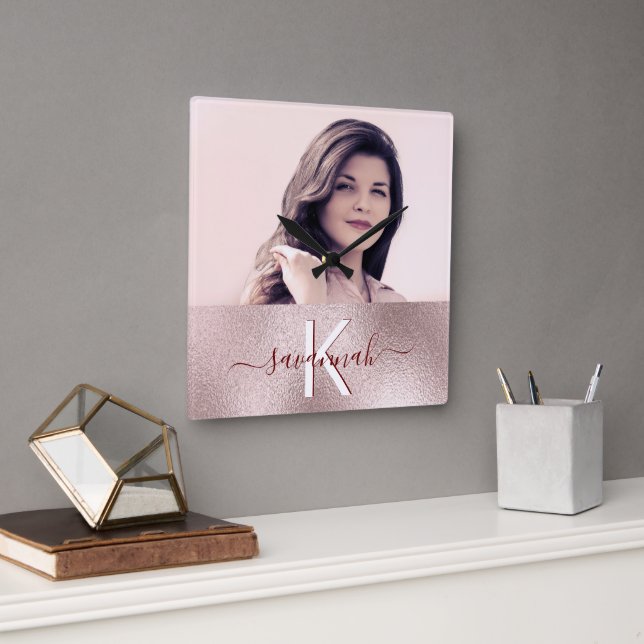 Rose Goldrot Foto Monogramm minimalistisch modern Quadratische Wanduhr (Büro)