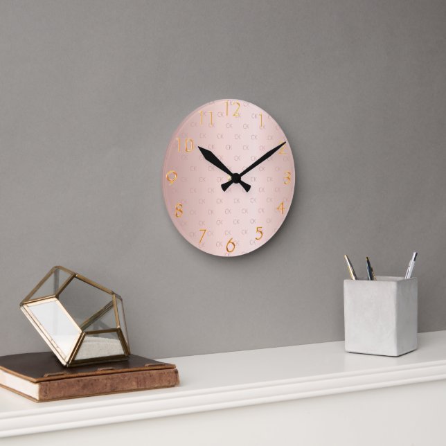 Rose Goldrot-Monogramm-Initialen elegant Runde Wanduhr (Büro)