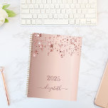 Rose Goldsterne Rosa 2025 Planer<br><div class="desc">Ein Imitat Rose goldener Hintergrund mit Sternen. Personalisieren und fügen Sie ein Jahr und einen Namen hinzu. Der Name ist in dunklem Rose Gold geschrieben, mit einem großen, modernen Handschrift-Schrift mit Swashes. Um die Swashes behalten, löschen Sie nur den Beispielnamen, verlass die Leerzeichen oder Emoji's vor und nach dem Namen....</div>