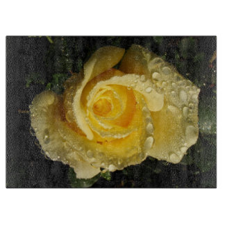 Rose jaune avec la planche à découper de rosée