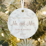 Rose Marmor Gold Mr. and Mrs. Our First Christmas Ornament Aus Metall<br><div class="desc">Bist du dieses Jahr verheiratet geworden? Fügen Sie Ihrem Baum eine Erinnerung mit diesem modernen und eleganten Keepsake-Ornament mit den Worten "Unser erstes Weihnachten als Mr. und Mrs." in einem Imitat Rose Gold-Drehbuch über einen grauen und weißen Marmorhintergrund. Verwenden Sie die Vorlage, um Ihre Namen und das Jahr Ihrer Hochzeit...</div>