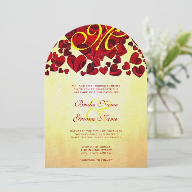 Rose mit gelbem und rotem Herz laden zu Hochzeiten Einladung (Stehend Vorderseite)