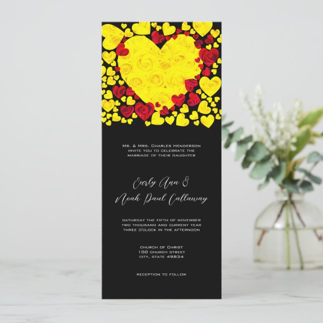 Rose mit gelbem und rotem Herz laden zu Hochzeiten Einladung (Stehend Vorderseite)