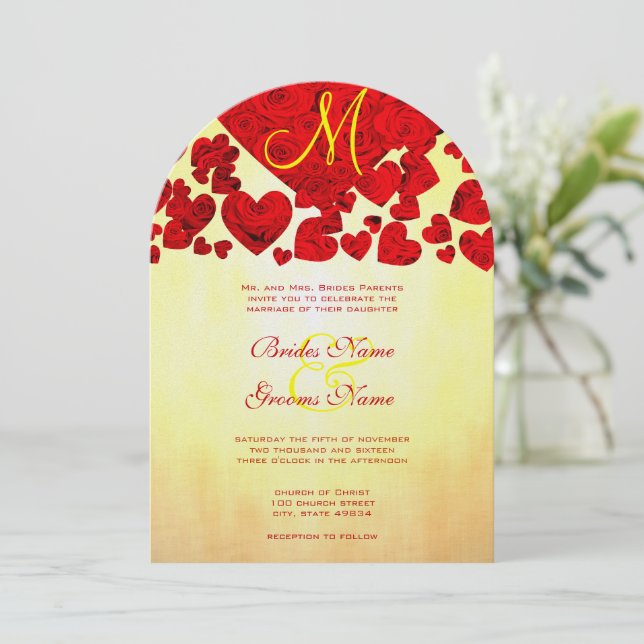 Rose mit gelbem und rotem Herz laden zu Hochzeiten Einladung (Stehend Vorderseite)