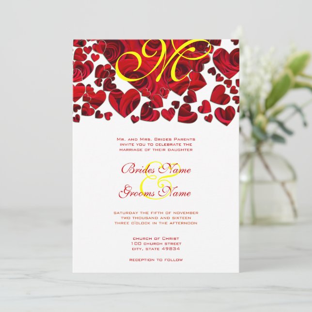 Rose mit gelbem und rotem Herz laden zu Hochzeiten Einladung (Stehend Vorderseite)