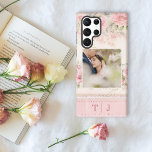 Rose mit Girl-Rose mit Foto und Monogramm Samsung Galaxy Hülle<br><div class="desc">Sehr hübsche und feminine Gestaltung mit quadratischer Fotoplatte und zwei initialen Textfeldern auf einem zarten pastellrosa,  gürtelmädchenhaften Muster der Rose.</div>