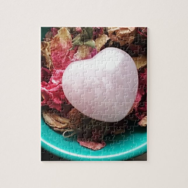 Rose Quartz Herzstück in einem Bett für Rose Petal (Vertikal)