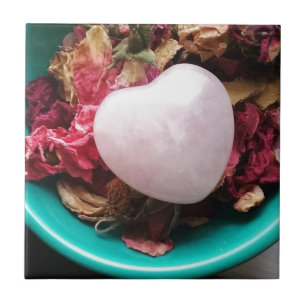 Rose Quartz Herzstück in einem Bett für Rose Petal Fliese