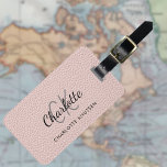 Rose Rosa Ledermonogramm Gepäckanhänger<br><div class="desc">Rose Gold, rot-rosa Imitate Lederprint als Hintergrund. Personalisieren und fügen Sie Ihren Vornamen, Monogramm Buchstaben und vollständigen Namen auf der Vorderseite. Ihre Kontaktinformationen auf der Rückseite. Schwarzer und grauer Text.</div>