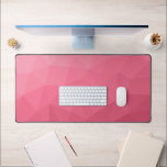Rose rosa leuchtendes geometrisches Messemuster Schreibtischunterlage<br><div class="desc">Einzigartige coole Schreibtischmatte für Büro,  Zimmer,  Arbeit,  Spielzimmer...  Dreieck geometrische Masche mit Licht bis dunkelrosa Ober-Farbverlauf.</div>