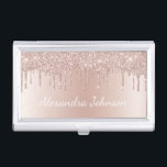 Rose Rosa Rosa Foil Modernes Design Visitenkarten Dose<br><div class="desc">Blush Pink - Rose Gold Imitate Dripping Sparkle Glitzer and Foil Metallic Foil Stainless Steel Minimalistisch Business Card Holder mit weißem Buchstaben Script Signatur Typografie für das Monogramm. Die gürtelfreundlich-moderne und elegante Luxus-Rose Gold Foil Metal Business Card Inhaber können mit Ihrem Namen individuell gestaltet werden. Bitte kontaktieren Sie den Designer,...</div>