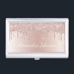 Rose Rosa Rosa Foil Modernes Design Visitenkarten Dose<br><div class="desc">Blush Pink - Rose Gold Imitate Dripping Sparkle Glitzer and Foil Metallic Foil Stainless Steel Minimalistisch Business Card Holder mit weißem Buchstaben Script Signatur Typografie für das Monogramm. Die gürtelfreundlich-moderne und elegante Luxus-Rose Gold Foil Metal Business Card Inhaber können mit Ihrem Namen individuell gestaltet werden. Bitte kontaktieren Sie den Designer,...</div>