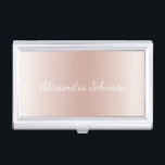 Rose Rosa Rosa Foil Modernes Design Visitenkarten Dose<br><div class="desc">Blush Pink - Rose Gold Imitats Foil Metallic Foil Stainless Steel Minimalistisch Business Card Holder mit weißem Buchstaben Schrift Signatur Typografie für das Monogramm. Die gürtelfreundlich-moderne und elegante Luxus-Rose Gold Foil Metal Business Card Inhaber können mit Ihrem Namen individuell gestaltet werden. Bitte kontaktieren Sie den Designer, um passende Artikel zu...</div>
